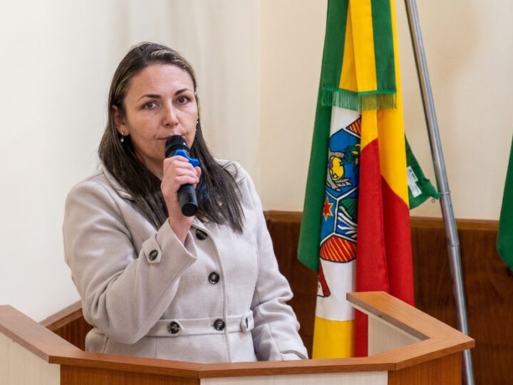 Na tribuna, vereadora Andriely Okopniki critica “guerra de postagens” e cobra responsabilidade política em Santa Terezinha