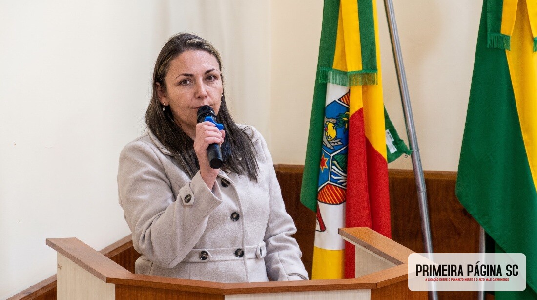 Na tribuna, vereadora Andriely Okopniki critica “guerra de postagens” e cobra responsabilidade política em Santa Terezinha