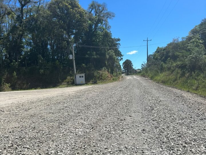 Com tempo estável, Secretaria de Obras de Santa Terezinha intensifica melhorias em estradas do interior e conclui ponte no Rio da Serra