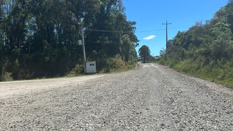 Com tempo estável, Secretaria de Obras de Santa Terezinha intensifica melhorias em estradas do interior e conclui ponte no Rio da Serra