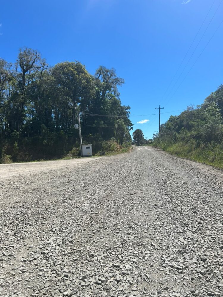 Com tempo estável, Secretaria de Obras de Santa Terezinha intensifica melhorias em estradas do interior e conclui ponte no Rio da Serra