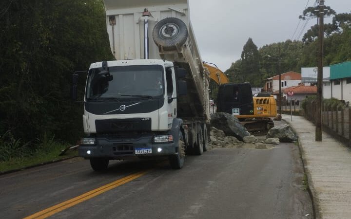 Via é interditada para obras de contenção no bairro Cruzeiro