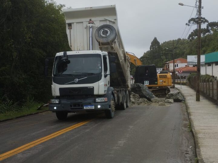 Via é interditada para obras de contenção no bairro Cruzeiro