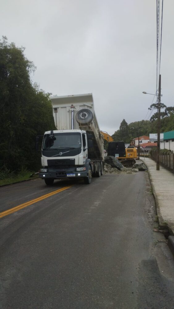 Via é interditada para obras de contenção no bairro Cruzeiro