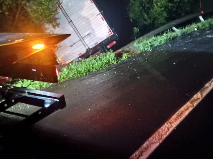Grave colisão entre carro e caminhão deixa dois feridos na BR-116 em Monte Castelo