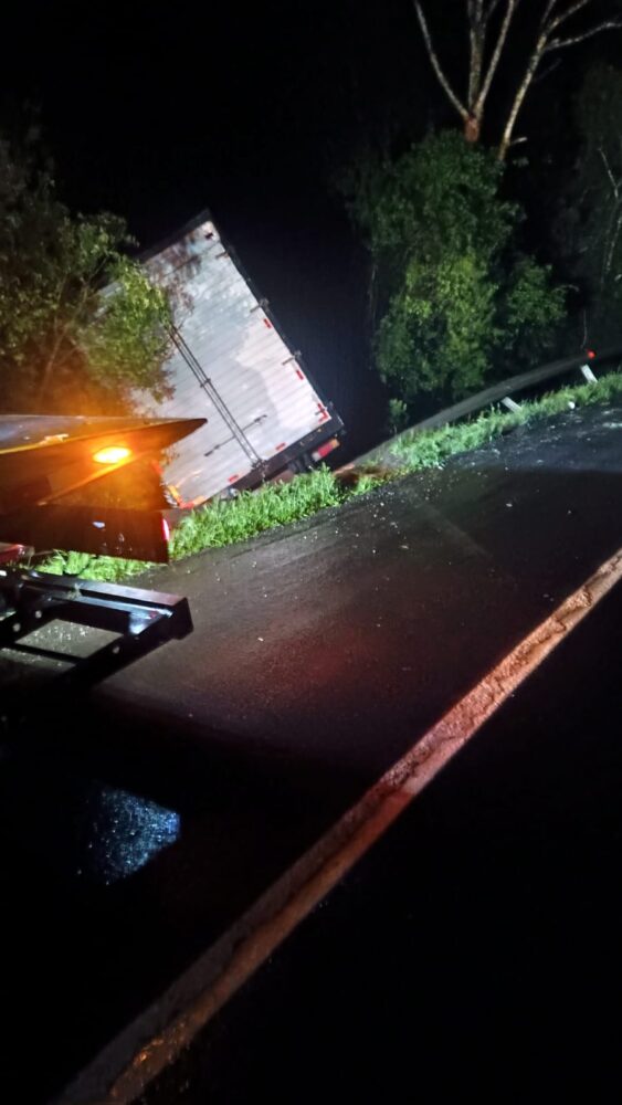Grave colisão entre carro e caminhão deixa dois feridos na BR-116 em Monte Castelo