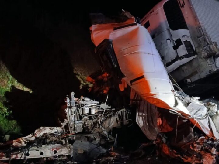 Colisão entre três caminhões deixa um morto e fecha a BR-282