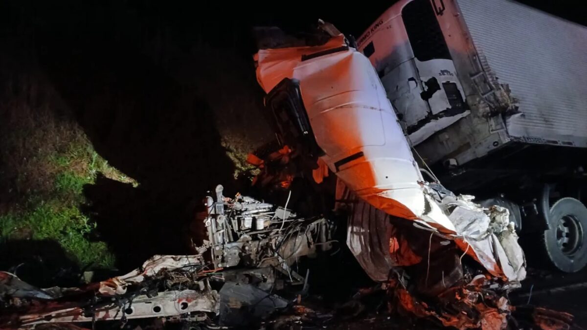 Colisão entre três caminhões deixa um morto e fecha a BR-282