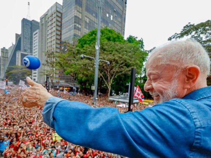 Marcha pela democracia toma a Avenida Paulista em apoio a Lula