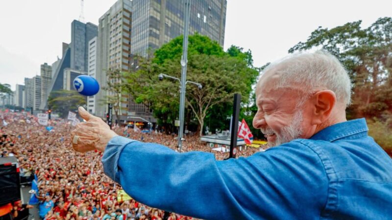 Marcha pela democracia toma a Avenida Paulista em apoio a Lula
