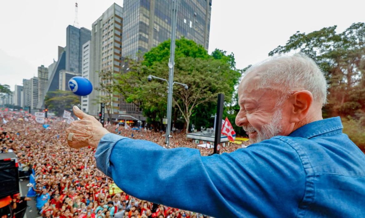 Marcha pela democracia toma a Avenida Paulista em apoio a Lula
