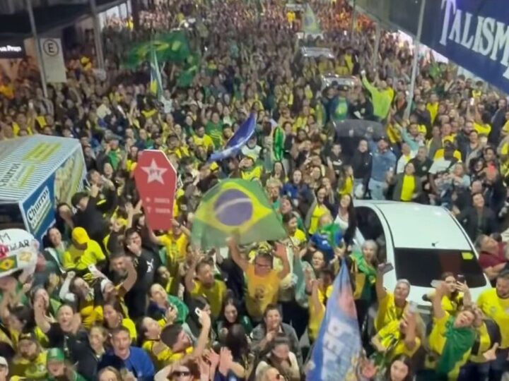 Ato pró-Flávio Bolsonaro lota ruas de Tubarão a 3 dias do 2º turno