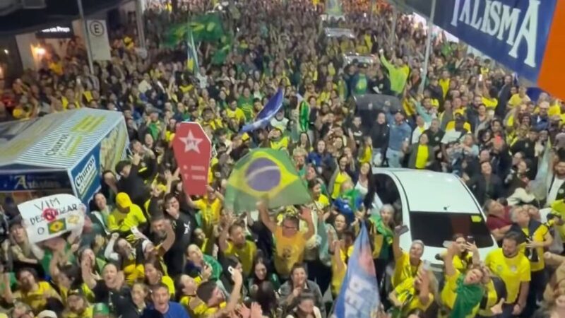 Ato pró-Flávio Bolsonaro lota ruas de Tubarão a 3 dias do 2º turno
