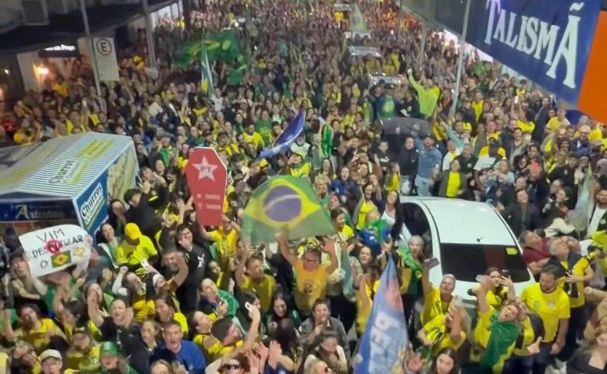 Ato pró-Flávio Bolsonaro lota ruas de Tubarão a 3 dias do 2º turno