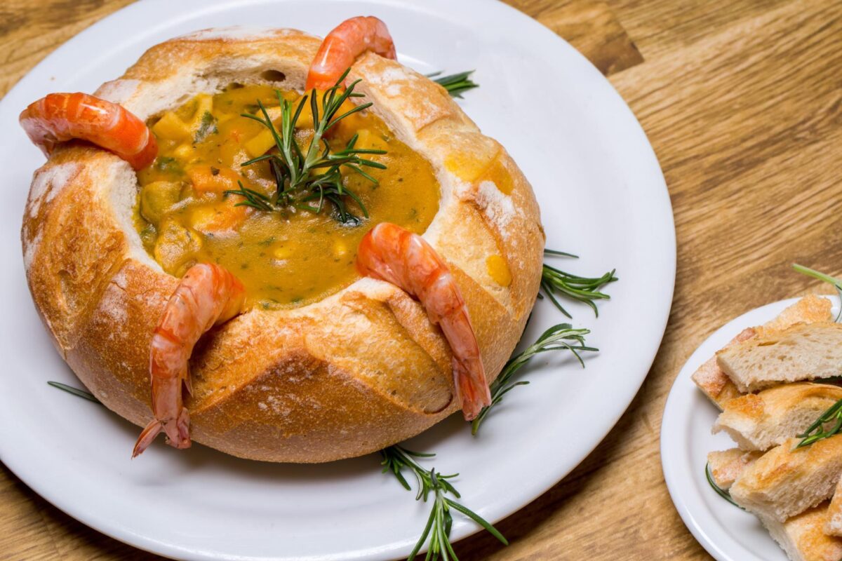 Bobó de camarão no pão italiano: aprenda a receita tradicional