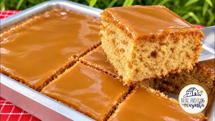 Bolo de churros fofinho com cobertura cremosa de doce de leite