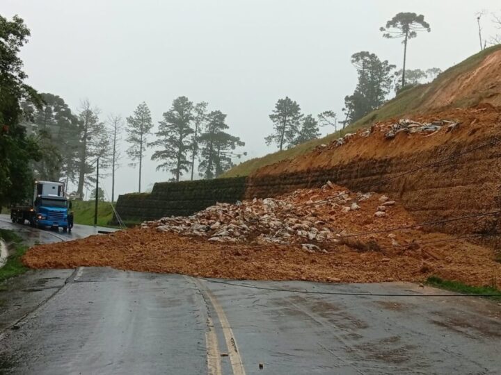 Br-280 totalmente interditada após deslizamento em Santa Catarina