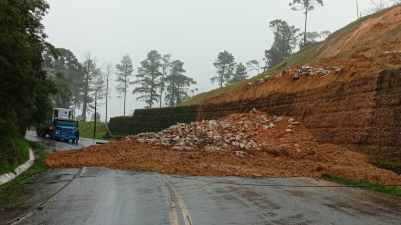 Br-280 totalmente interditada após deslizamento em Santa Catarina