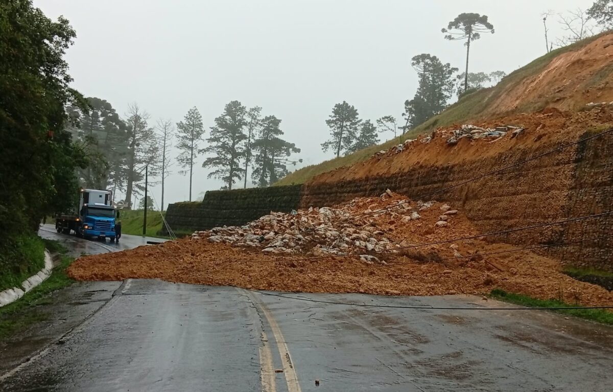 Br-280 totalmente interditada após deslizamento em Santa Catarina