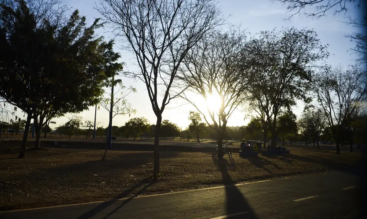 Massa de ar seco e calor extremo atingem o Brasil nesta quarta-feira