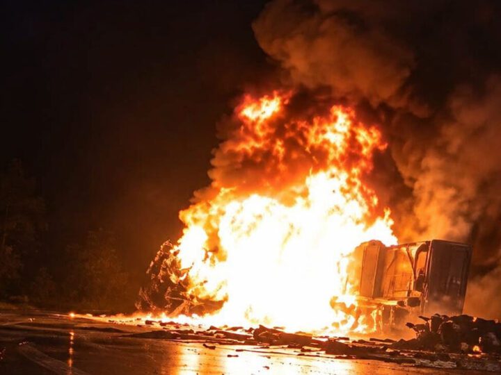 BR-280 é totalmente bloqueada na Serra de Corupá após caminhão tombar e pegar fogo
