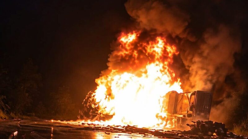 BR-280 é totalmente bloqueada na Serra de Corupá após caminhão tombar e pegar fogo