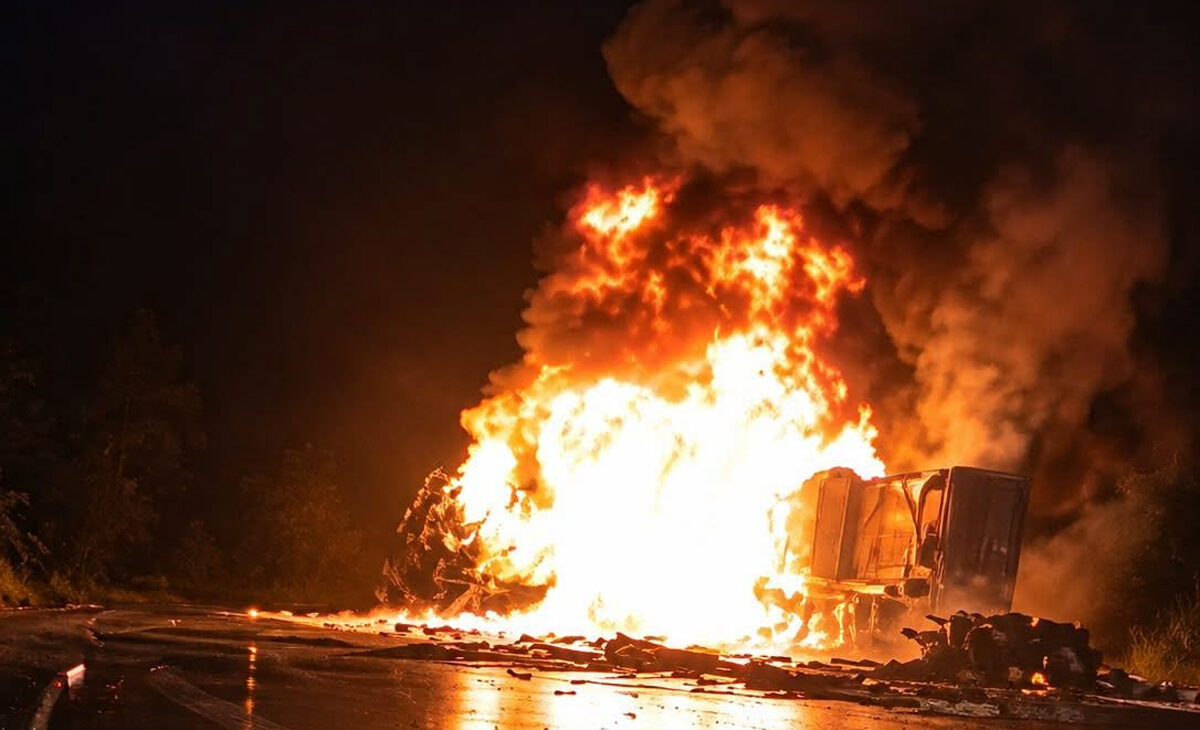 BR-280 é totalmente bloqueada na Serra de Corupá após caminhão tombar e pegar fogo