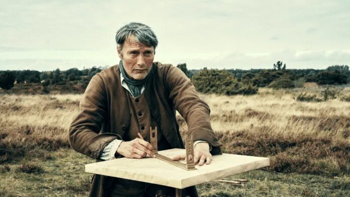 Filme com Mads Mikkelsen no Prime Video mistura drama histórico e disputa de terras