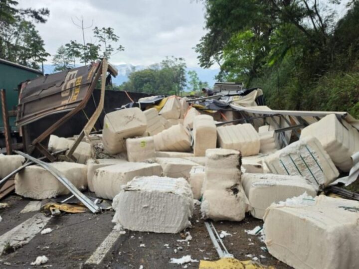 Carreta com algodão tomba e vaza óleo na BR-280