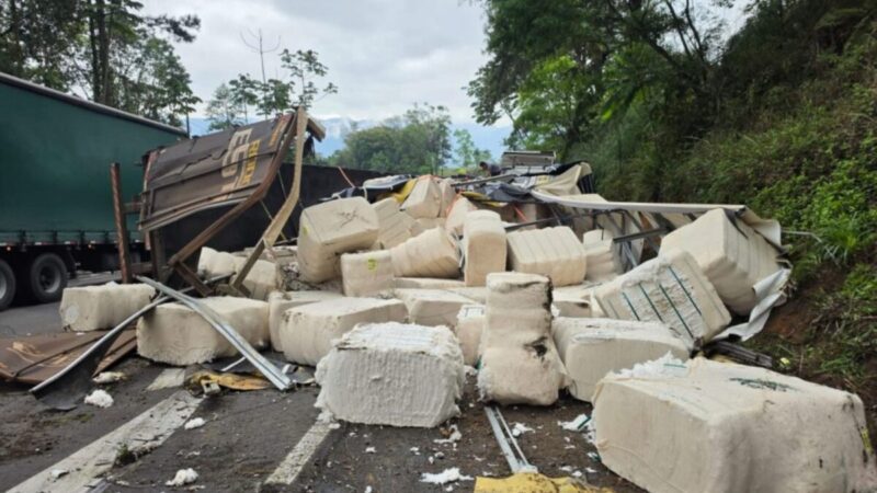 Carreta com algodão tomba e vaza óleo na BR-280