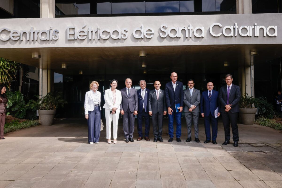 Diplomatas árabes visitam sede da Celesc para parcerias em energia