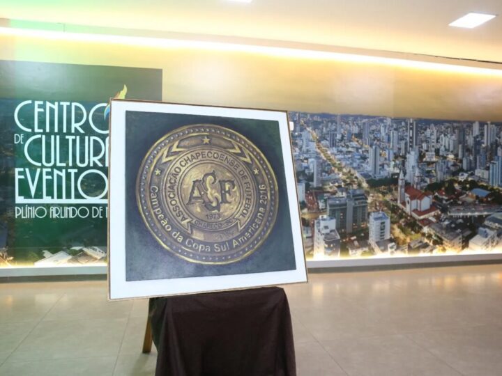 Chapecoense recebe pintura em homenagem às vítimas da tragédia de 2016