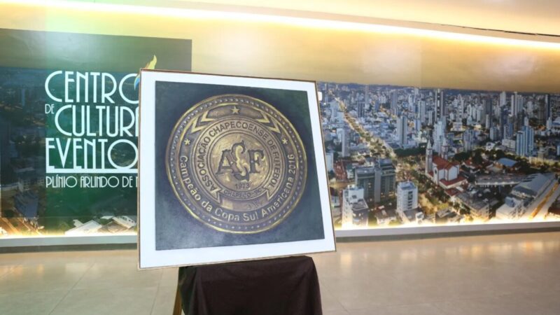 Chapecoense recebe pintura em homenagem às vítimas da tragédia de 2016