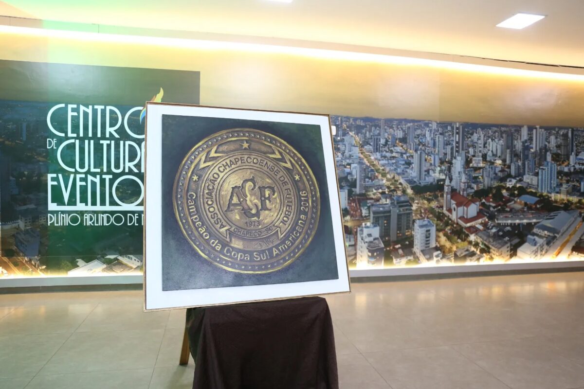 Chapecoense recebe pintura em homenagem às vítimas da tragédia de 2016