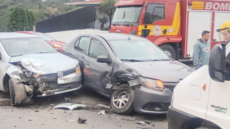 Colisão entre dois carros deixa ferida no Centro de Rio Negrinho