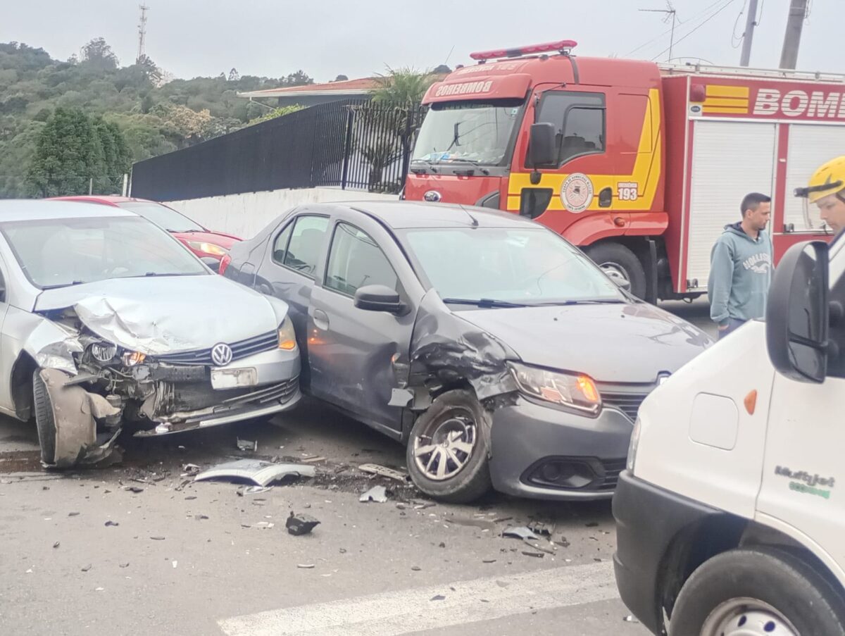 Colisão entre dois carros deixa ferida no Centro de Rio Negrinho