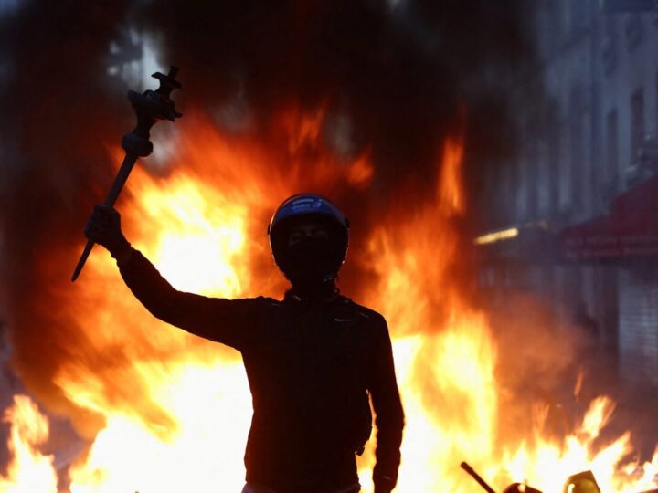 Protestos na França reúnem 500 mil e geram toque de recolher