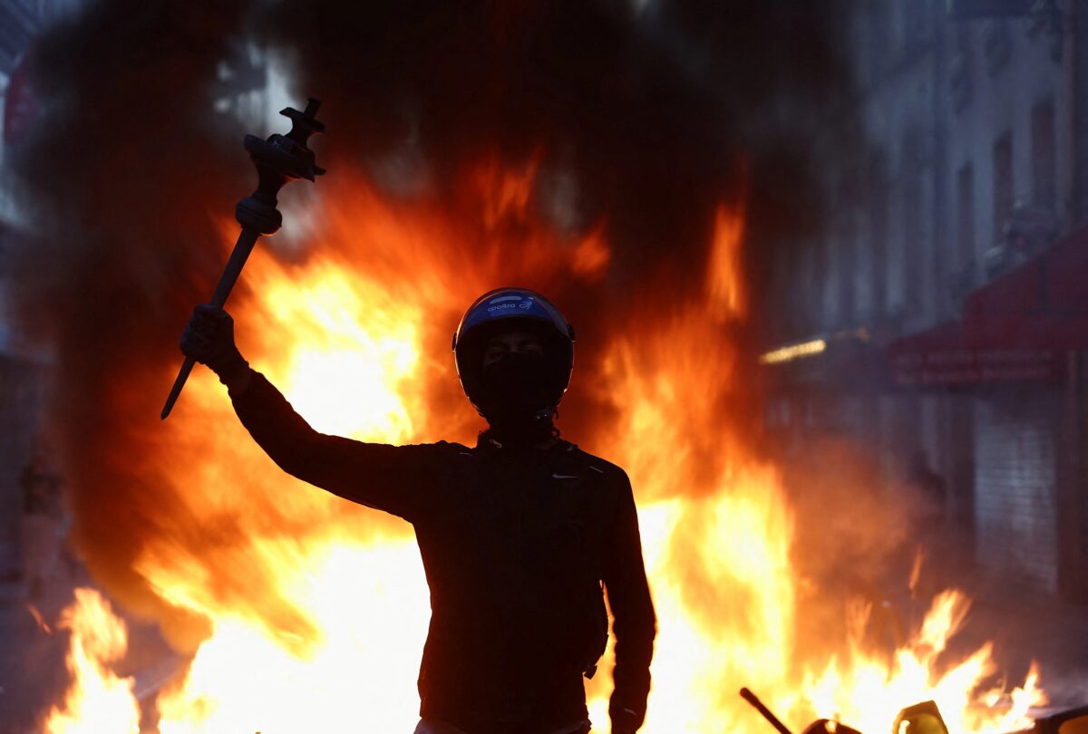 Protestos na França reúnem 500 mil e geram toque de recolher