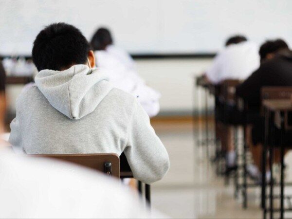 Crise na educação básica afeta indústria e limita oferta de profissionais STEM no Brasil