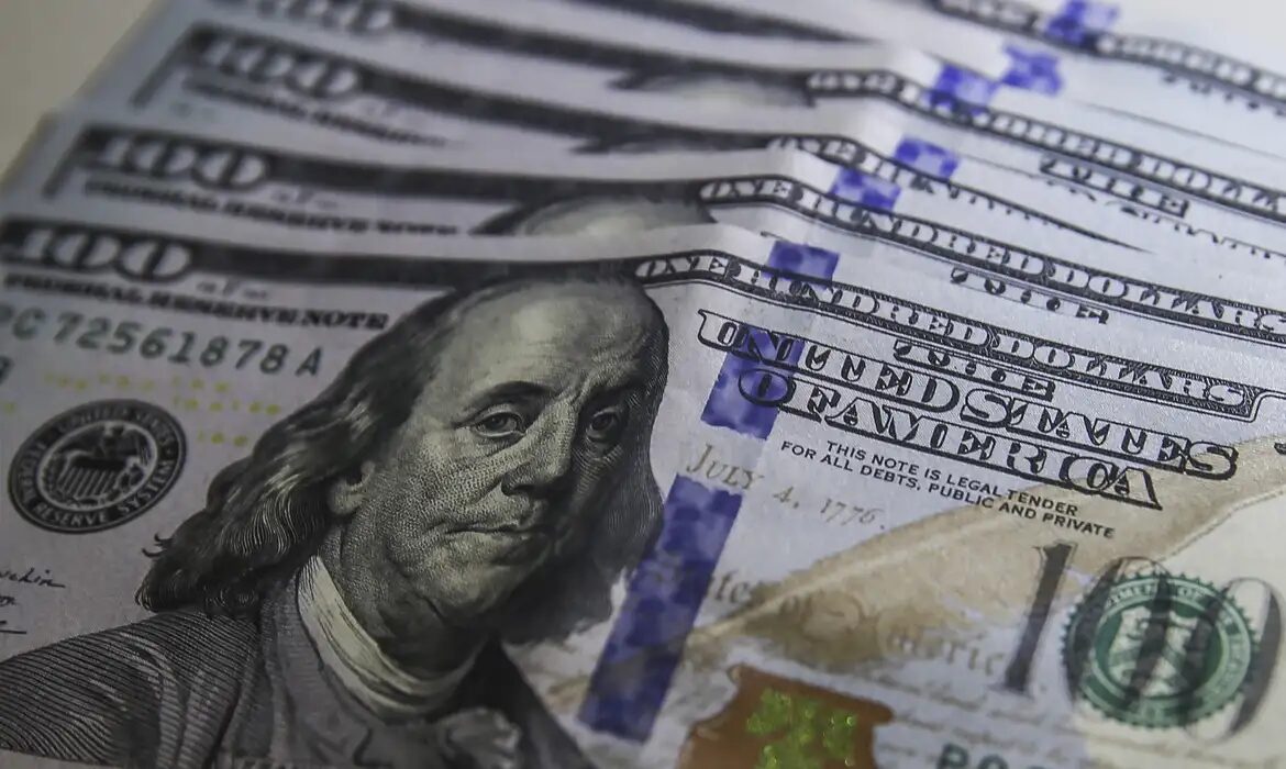 Dólar cai para R$ 5,17 e encerra setembro com leve baixa de 0,15%