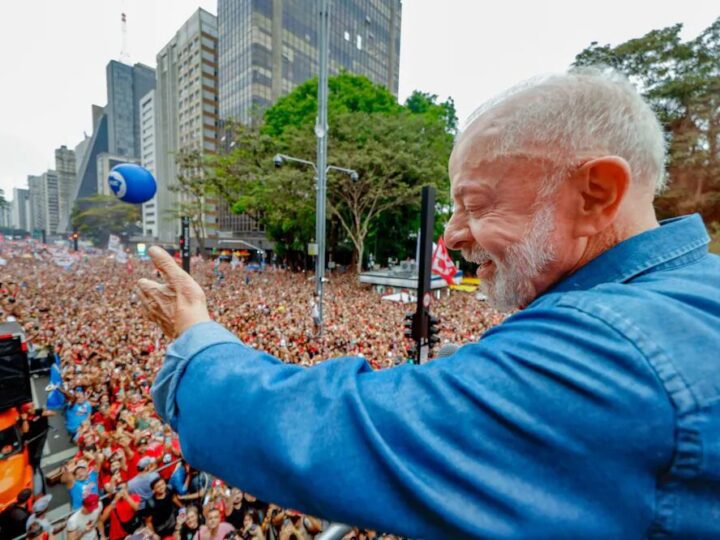 Lula faz apelo a idosos e jovens na Avenida Paulista visando o segundo turno
