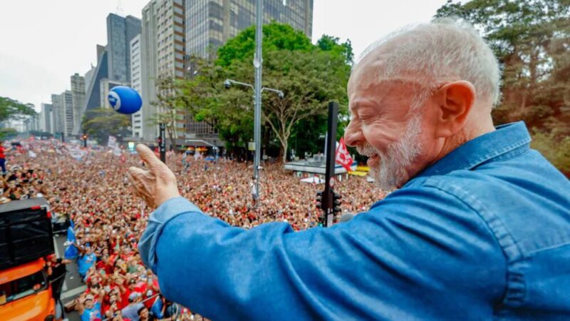 Lula faz apelo a idosos e jovens na Avenida Paulista visando o segundo turno