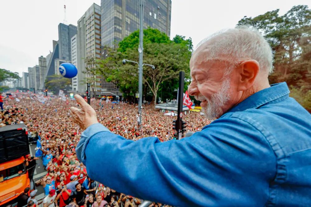 Lula faz apelo a idosos e jovens na Avenida Paulista visando o segundo turno
