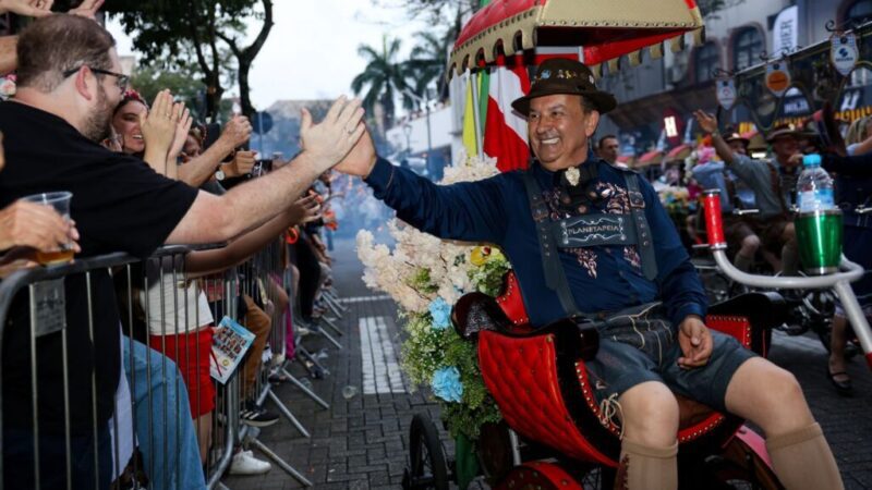 Governador participa da Oktoberfest Blumenau e reforça tradição