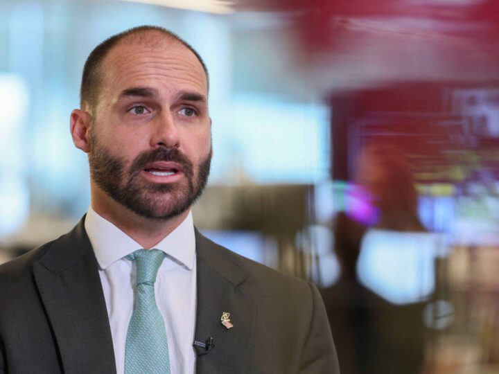 Eduardo Bolsonaro minimiza escândalo do Banco Master e cita 8 de janeiro