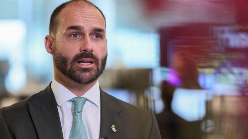 Eduardo Bolsonaro minimiza escândalo do Banco Master e cita 8 de janeiro