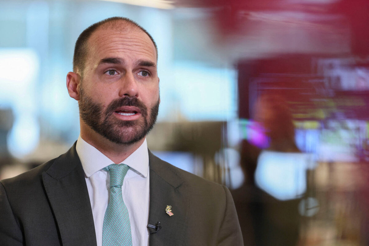 Eduardo Bolsonaro minimiza escândalo do Banco Master e cita 8 de janeiro