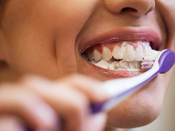 Escovar os dentes com muita força estraga o esmalte e a gengiva