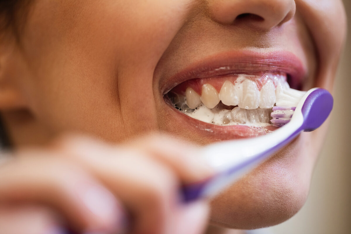 Escovar os dentes com muita força estraga o esmalte e a gengiva
