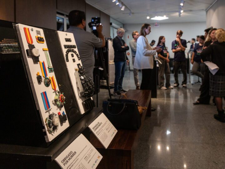 Alunos de Criciúma transformam lixo eletrônico em arte na Alesc